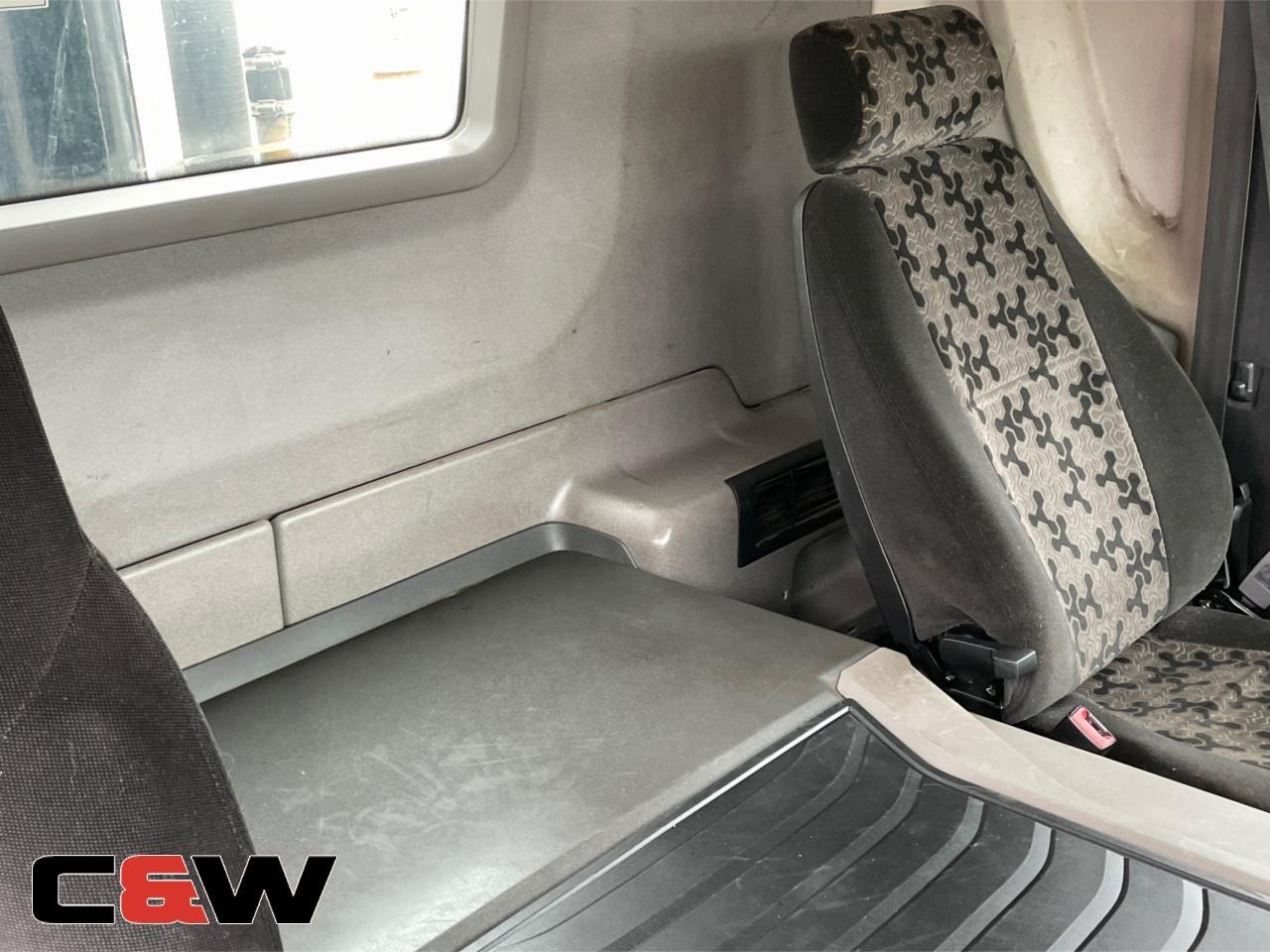 Vehicle image 32